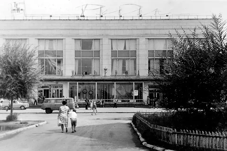 женщина ведет сына в универмаг Рубин