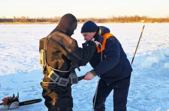 водолаз и спасатель на озере