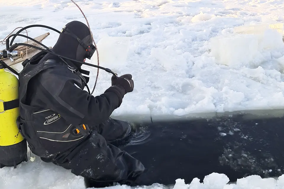 водолаз готовится к погружению
