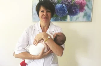 новорожденный ребенок в руках у врача