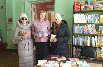 жители принесли книги в библиотеку