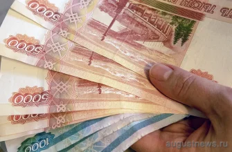 денежные купюры в руке
