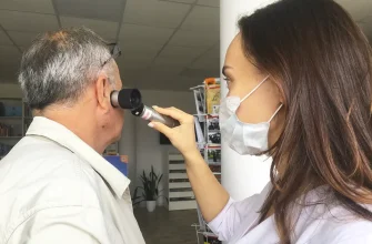 врач осматривает кожу дерматоскопом