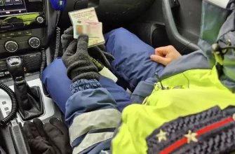 сотрудник ГАИ показывает поддельные права