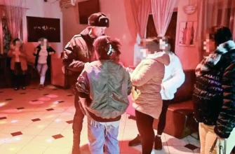 полиция проверяет документы в баре