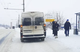 маршрутка 137 на остановке