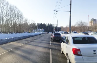 машины припаркованы на улице Жукова