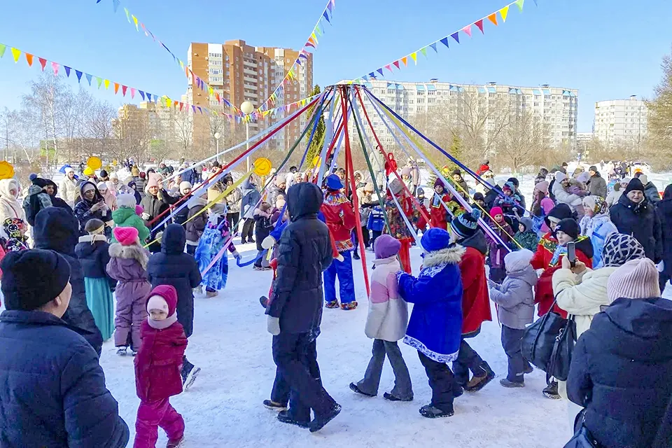 масленица гуляния люди ддют масленичные гуляния у ДДЮТ