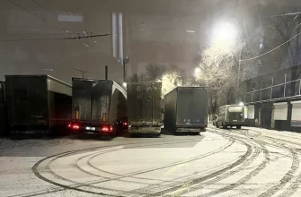 грузовики стоят на разворотной площадке