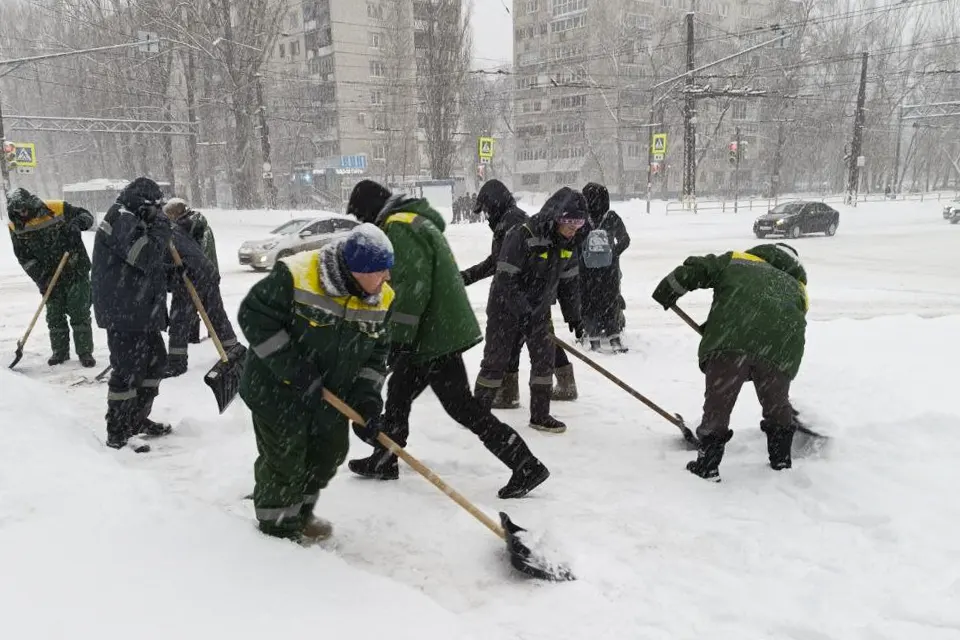 уборка снега на улице Голосова