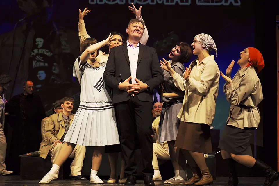 поздравление драматурга театра