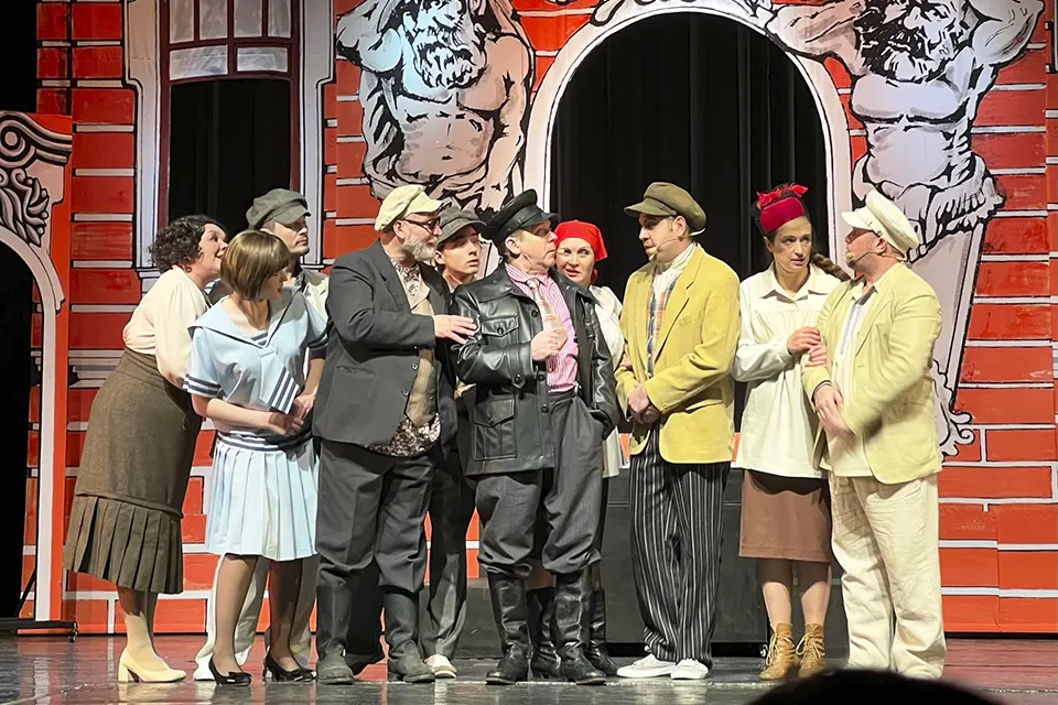 сцена из спектакля театра Колесо Люди как люди