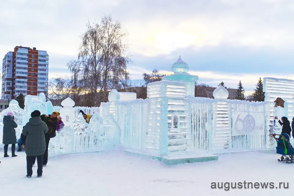центральная площадь ледовый городок люди ледовый городок на Центральной площади зимой