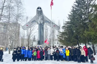 школьники возле памятника