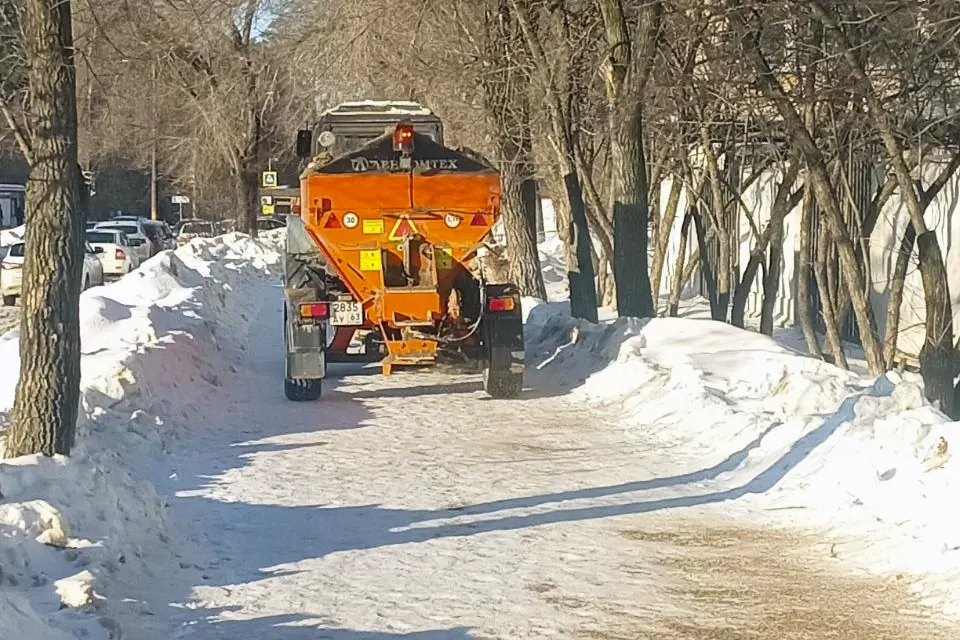 зеленстрой песок спецтехника тротуар спецмашина посыпает тротуар песком