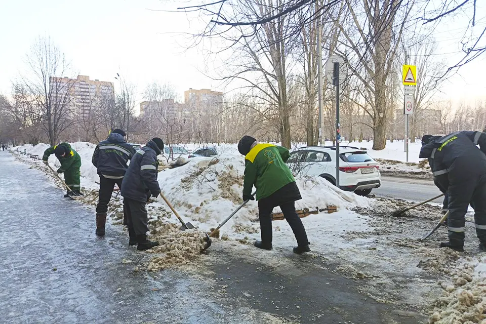 зеленстрой убрка гололед тротуар уборка наледи на тротуаре
