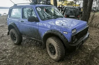 автомобиль лада нива в грязи около реки