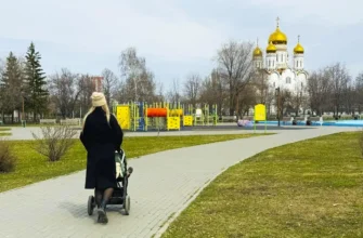 женщина с ребенком гуляет в сквере имени Жилкина