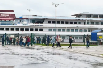 туристы в речном порту