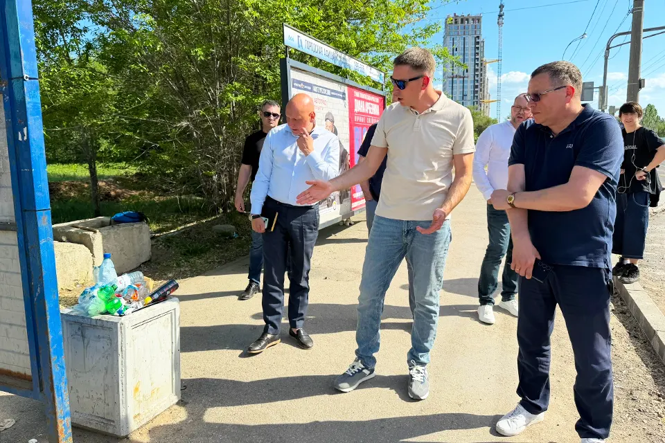 глава города остановка мусор урна мусор в урне на остановке