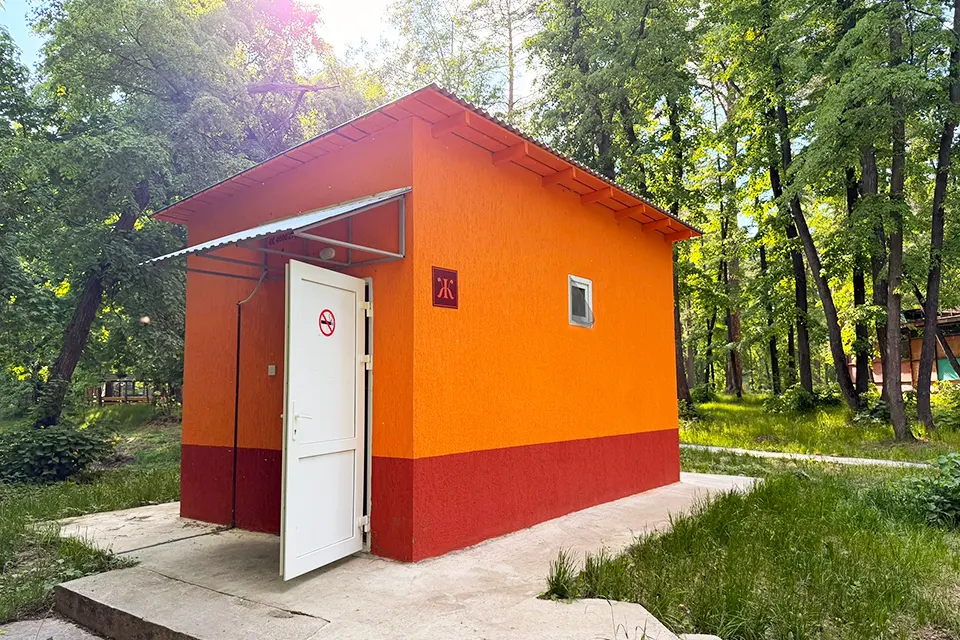уличный туалет в лагере Спартак