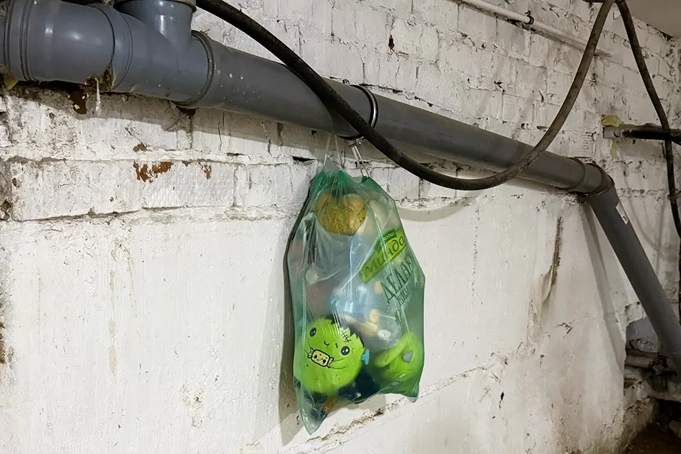 игрушки в подвале дома