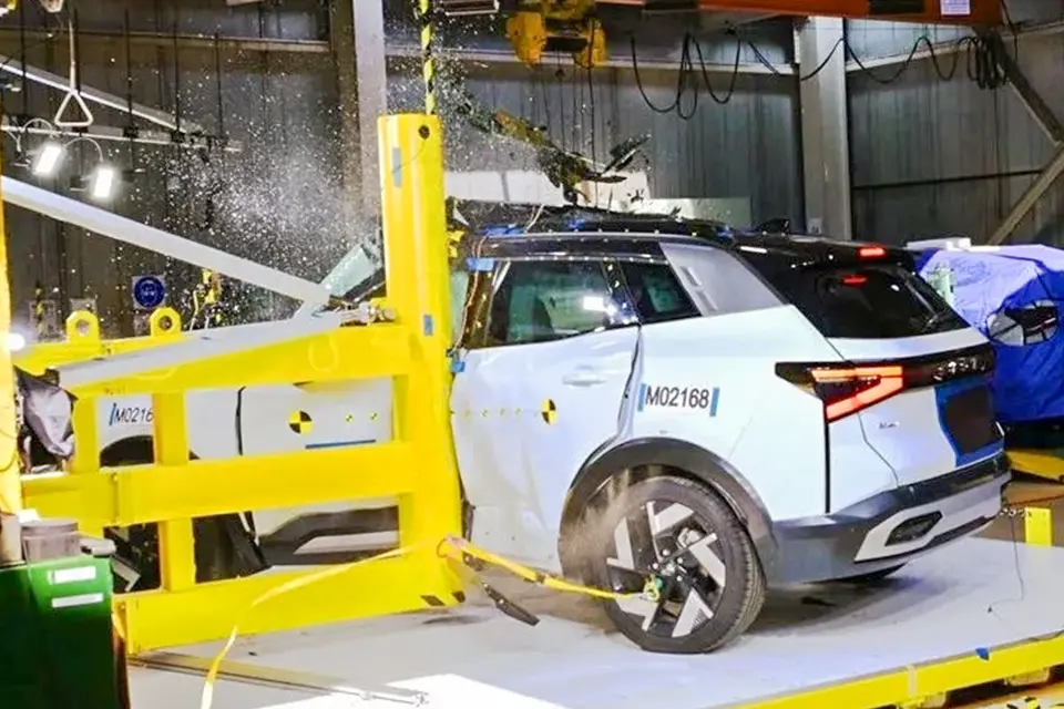краш-тест нового автомобиля на АВТОВАЗе LADA Azimut прошел одно из наиболее сложных испытаний по пассивной безопасности – боковой удар о столб