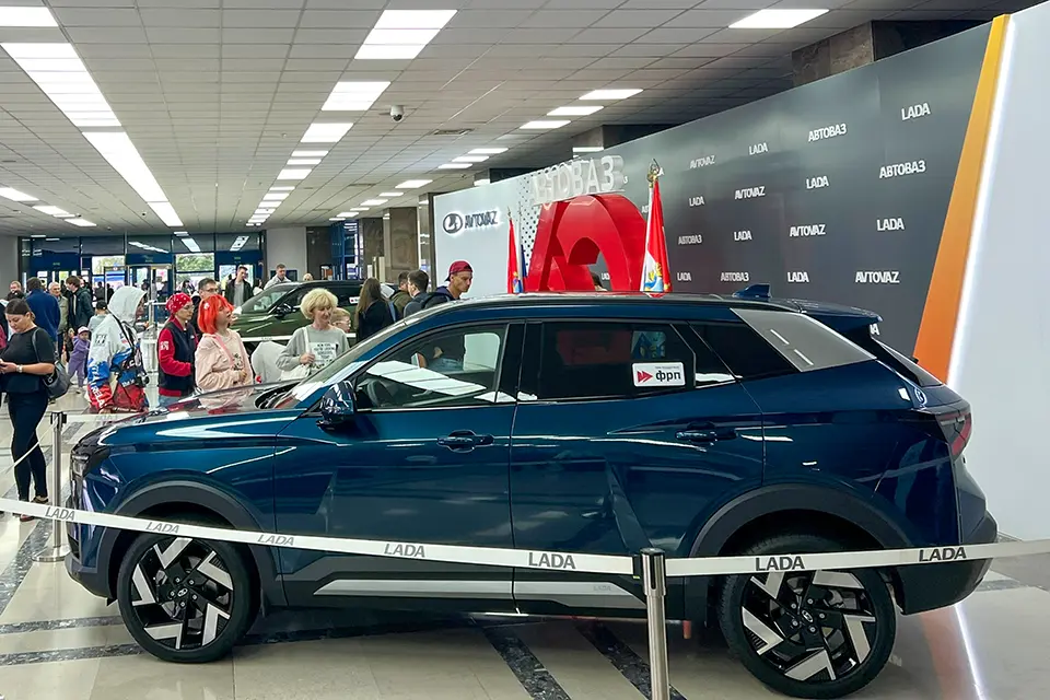 новая модель АВТОВАЗА Лада Азимут новый автомобиль лада азимут на дне открытых дверей АВТОВАЗ
