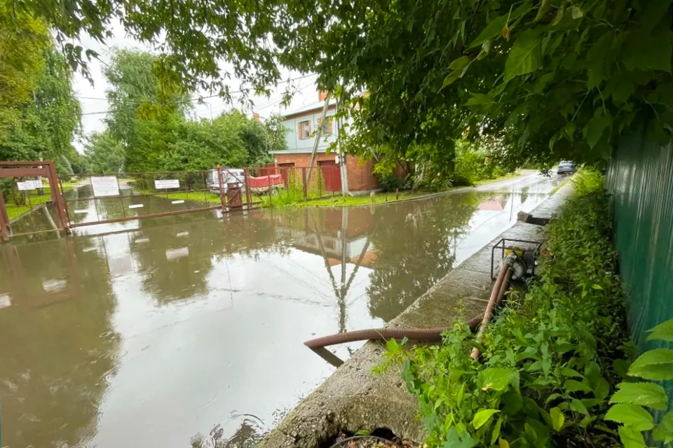 дорога лужа вода откачка откачка воды после дождя