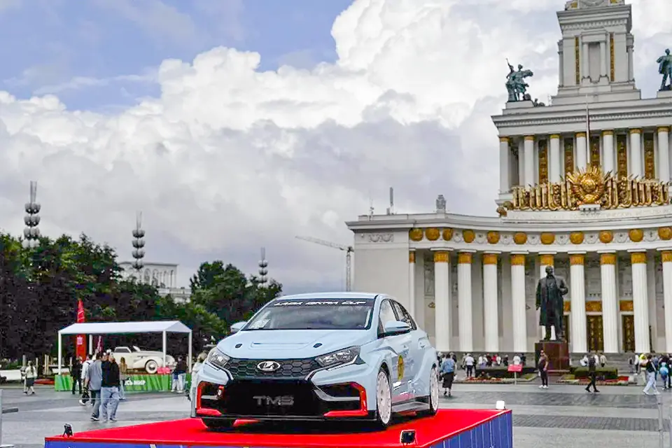 гоночный автомобиль Лада на ВДНХ на ВДНХ в Москве гоночный автомобиль АВТОВАЗА Искра ТМС