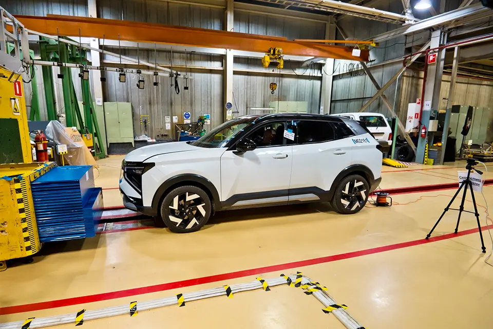 новый автомобиль лада азимут испытания краш-тест автомобиля LADA Azimut