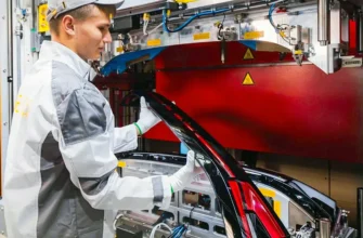 сотрудник завода изготавливает фары для ЛАДА азимут