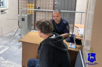 молодого парня опрашивают в полиции