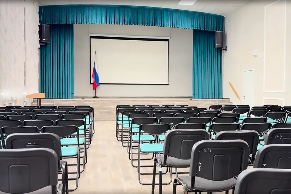 отремонтированный актовый зал в школе 4