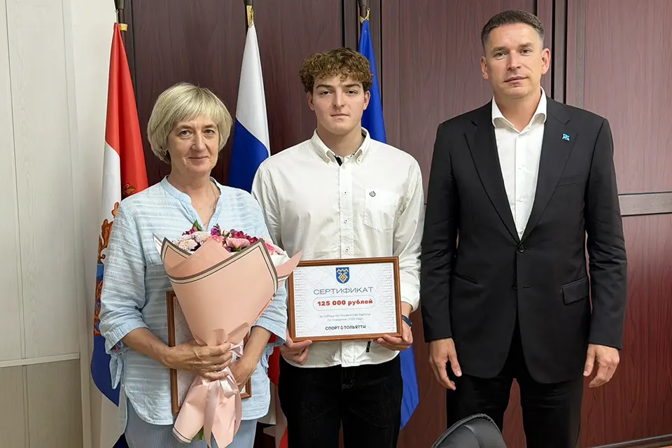 награждение спортсмена и тренера по плаванию