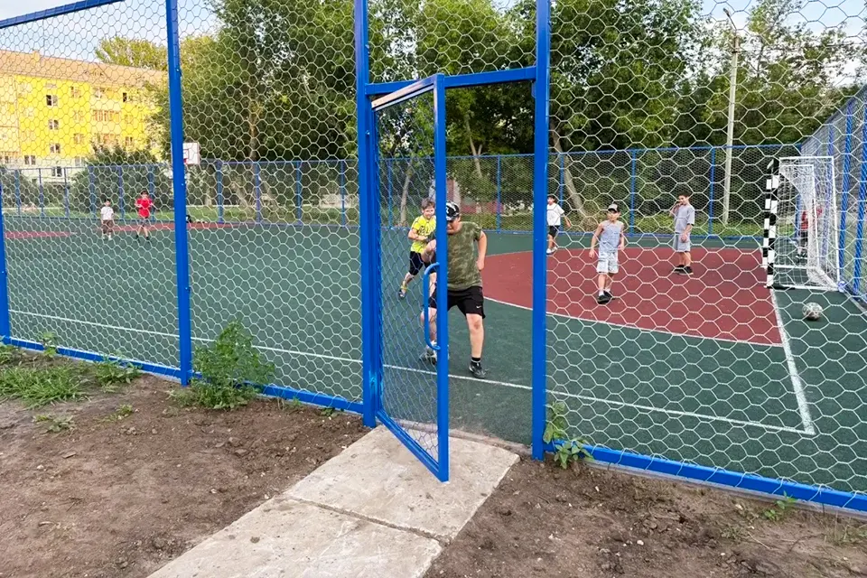плиты у входа на спортплощадку 