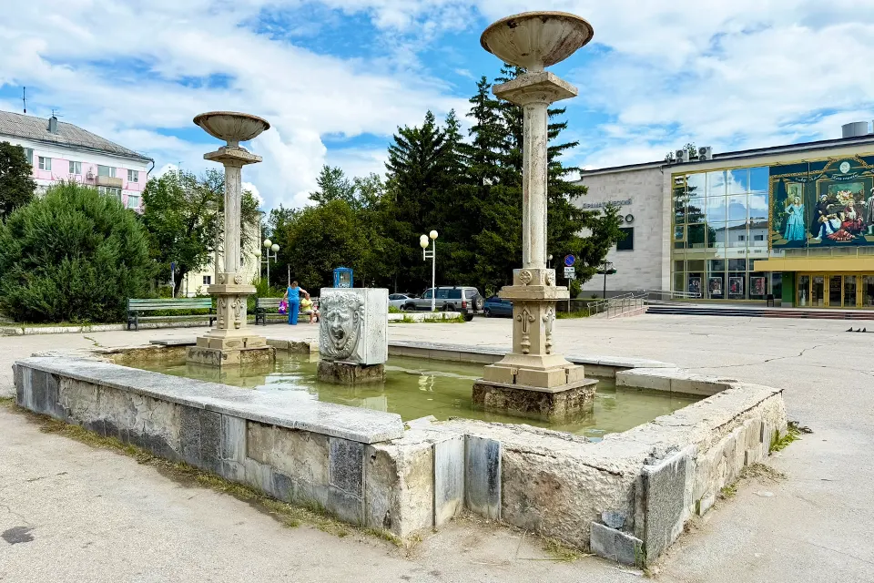 фонтан возле театра Колесо