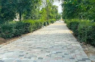 укладывают брусчатку на аллее в Тольятти