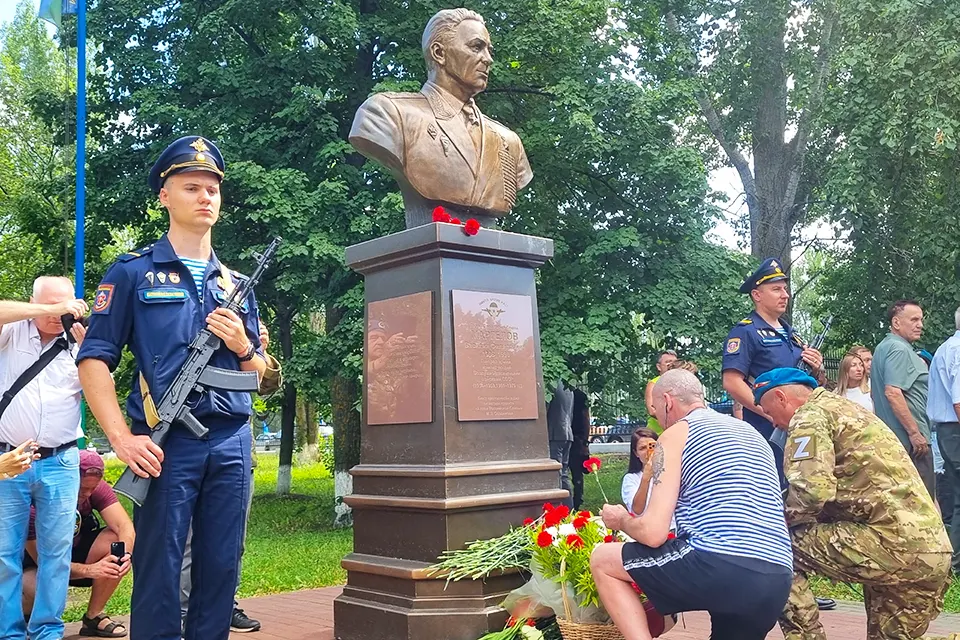 возложение цветов к памятнику Маргелова