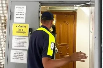 сотрудник Госавтоинспекции сопровождает женщину с ребенком