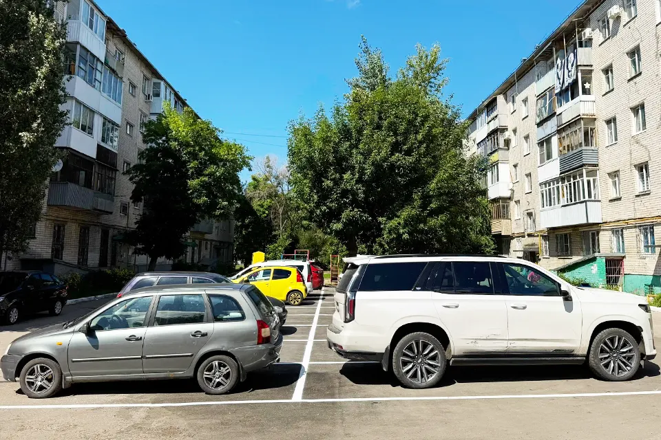 двор 50 лет октября 55-57 парковка автомобиль парковка во дворе на улице 50 лет Октября