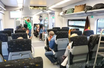 пассажиры едут в электричке ласточка