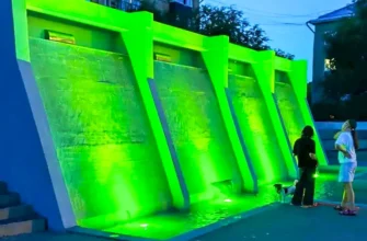зеленая подсветка фонтана в сквере Маяк