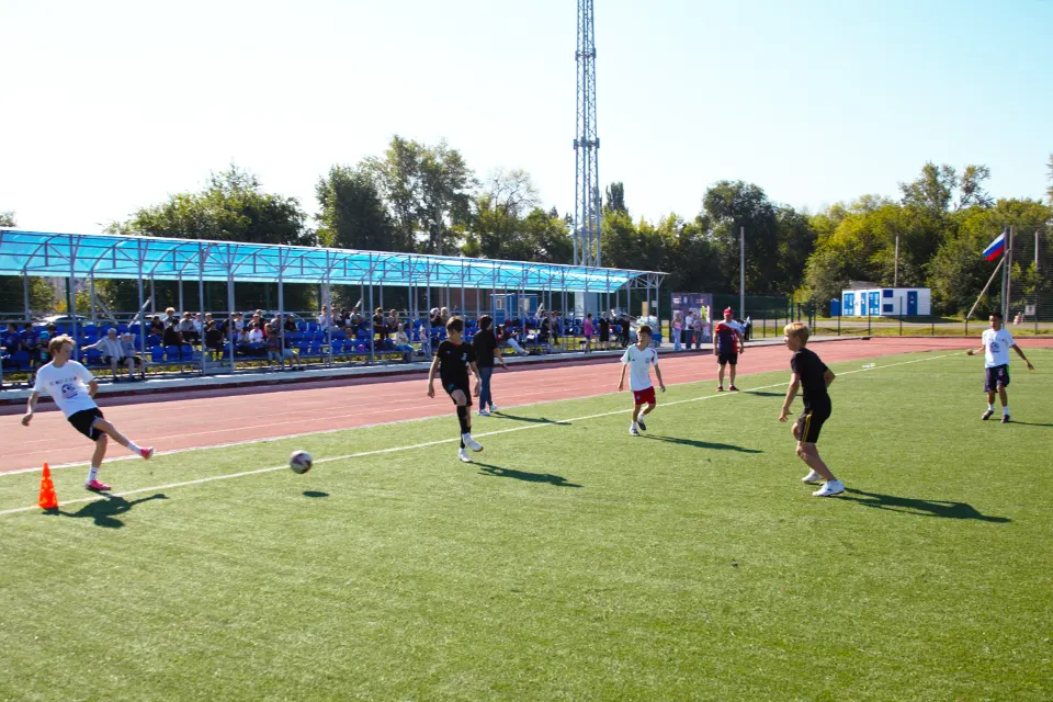 дети играют в футбол на стадионе Труд