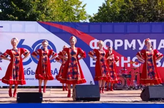 танцевальный коллектив выступает в Центральном парке