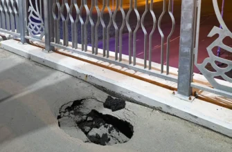 провал асфальтового покрытия на мосту