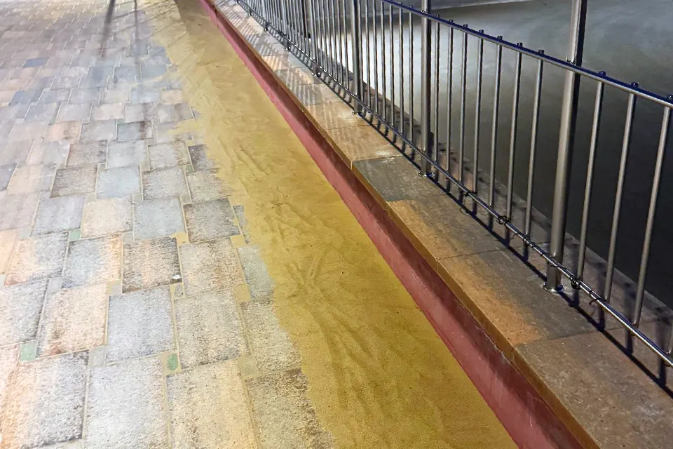 песок на дорожке набережной