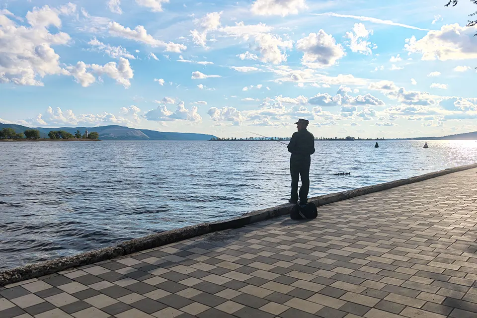 рыбак на набережной Комсомольского района