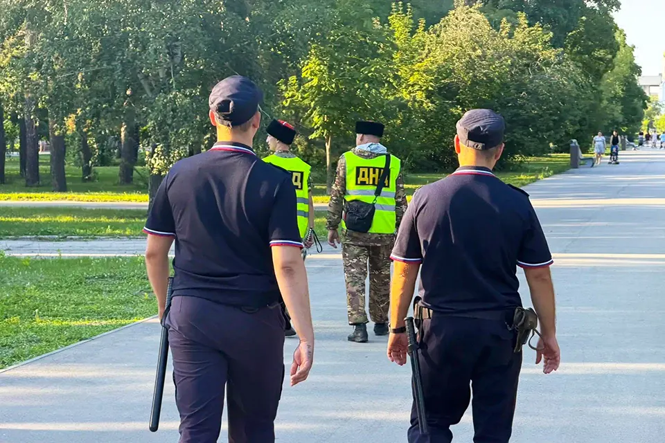 представители ДНД и сотрудники полиции в парке Победы