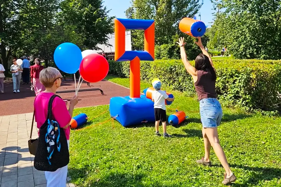 люди играют в Центральном парке
